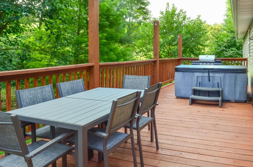 Campton Cottage with Hot Tub, Near Hiking and Climbing